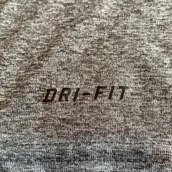 Nike Dri Fit Long Sleeved Gray Shirt Size Medium in Like New Condition - Picture 4 of 8